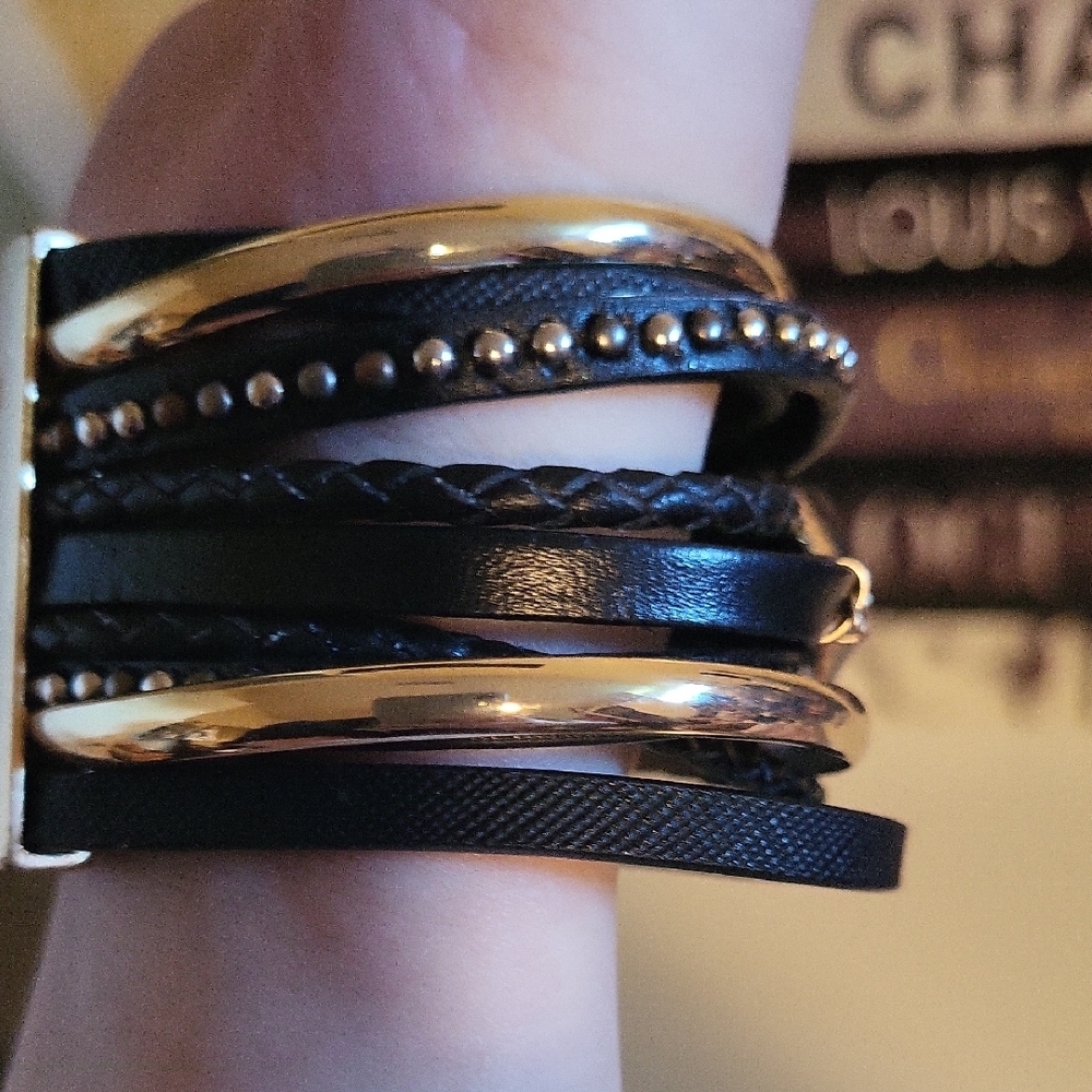 SAACHI Black and Gold Layered Magnetic Bracelet - Picture 5 of 6